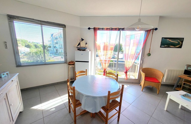 Bright studio - Steps from beach and shops