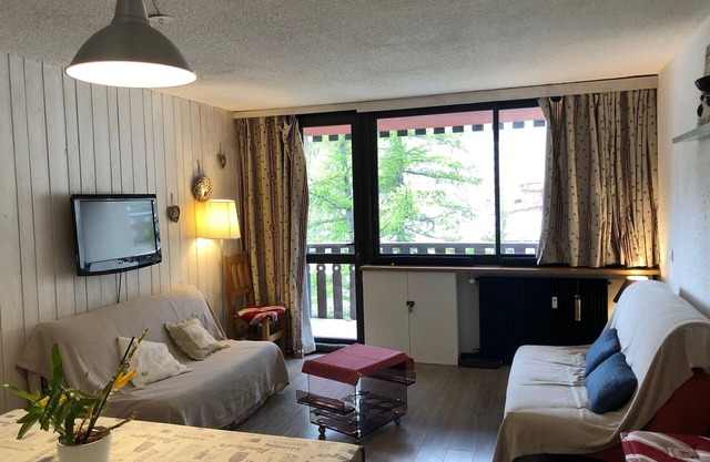 Bright Studio for 4, South-Facing, Near Shops and Ski Slopes, Private Parking