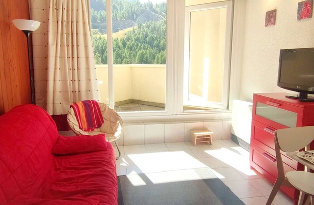 Bright Studio Near Gondola, South-Facing Balcony, 4 Guests, Mountain and Ski Views