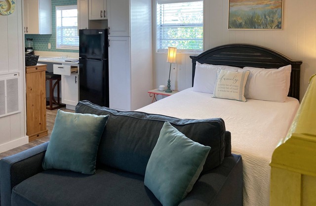 Bright Studio with High-Speed WiFi, Full Kitchen, Firepit, and Partial AC