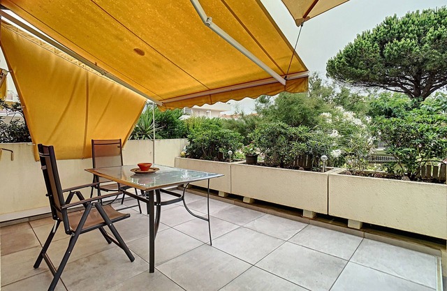 Bright studio with terrace, air conditioning, near port & beach, private parking