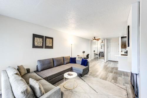 Bright & Stylish 1BR Free WiFi Free Parking