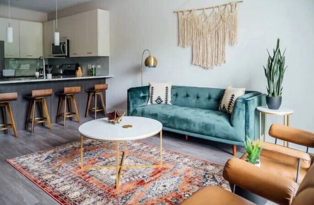 Bright Stylish 2BR Apt in Oak Brook