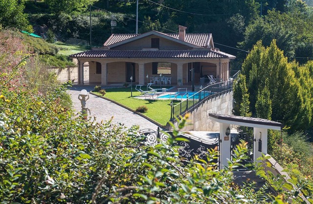 Bright villa with wonderful views of the Sibillini mountains, private swimming pool