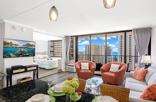 Bright Waikiki 1BR with Stunning Ocean Views