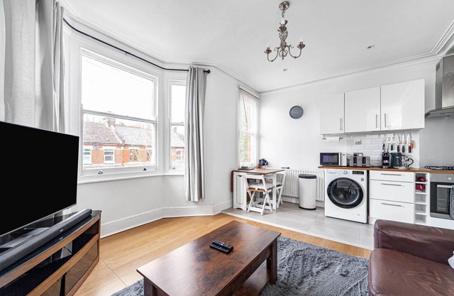 Bright West Ealing Abode