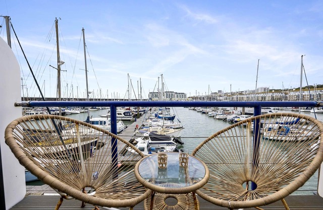 Brighton Water Cabin Free Parking|By My Getaway