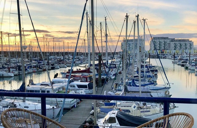 Brighton Water Cabin with Free Parking