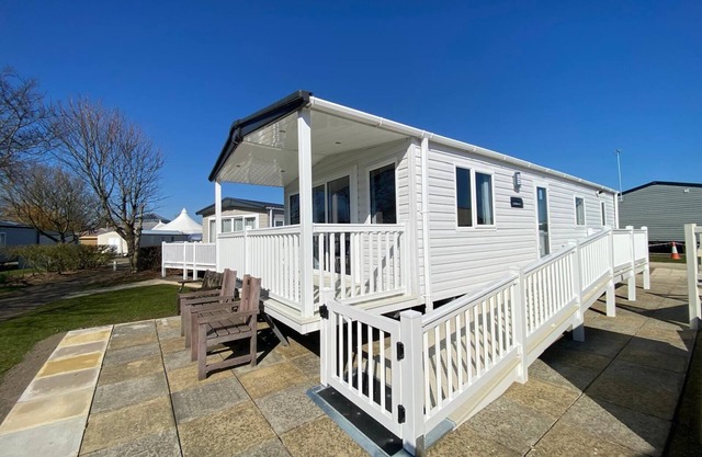 Brilliant 6 berth caravan for hire at Haven Hopton in Norfolk ref 80039G