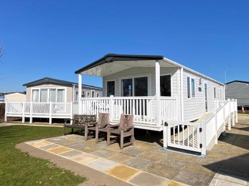 Brilliant 6 Berth Caravan For Hire At Haven Hopton In Norfolk Ref 80039G