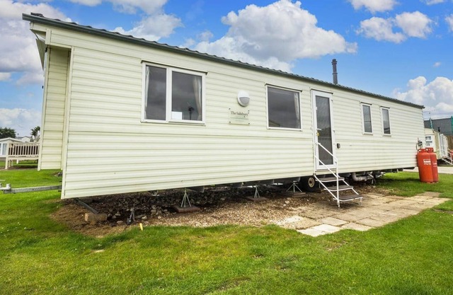 Brilliant 8 berth caravan by the beach in Suffolk at Kessingland ref 90018PW