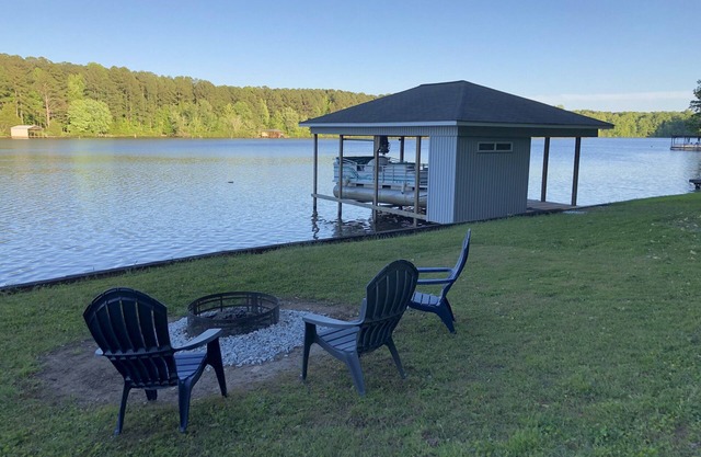 Bring your friends and family together at Lake Gaston 6BR/4B- Kayaks Included