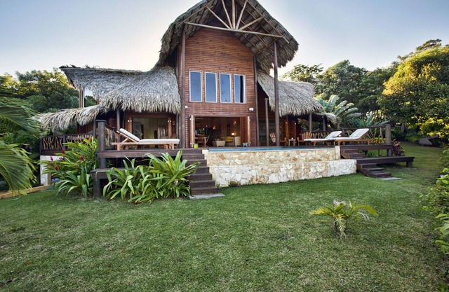 Brisa Del Mar: Balinese Style Oceanfront Villa with Private Pool