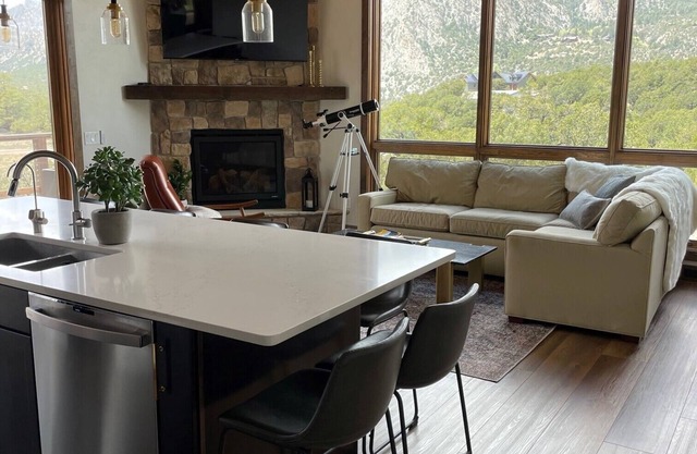 Broadview Luxury Retreat + 8 acres near Mt Princeton Hot Springs