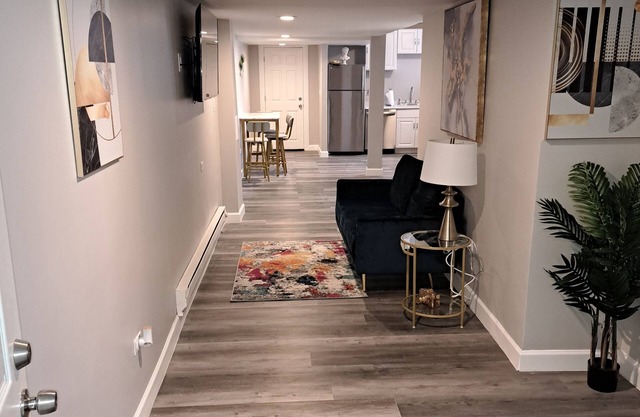 Bronzeville Beauty - 2 bed/1 bath, small-pet friendly, centrally-located unit