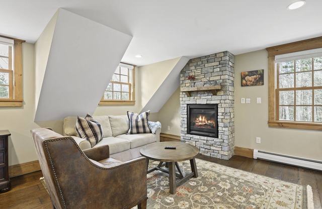 Brook Bound Inn - Main Lodge - Suite w/pullout & Kitchenette - Room 205n