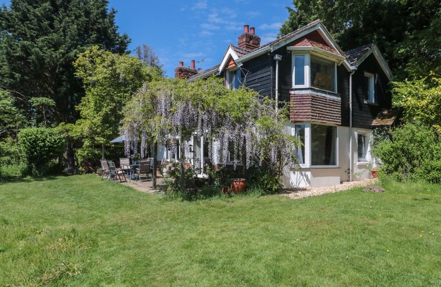 BROOK FARM, pet friendly, country holiday cottage in Ringwood