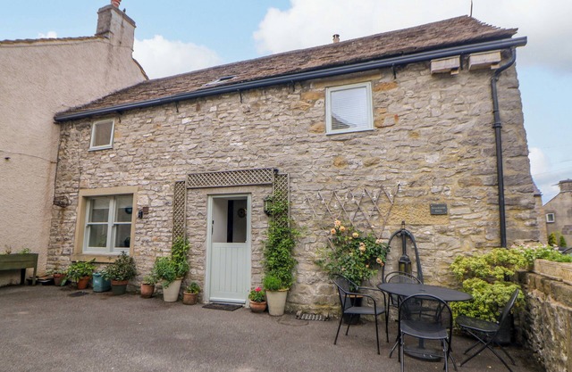 BROOKSIDE BARN, pet friendly, character holiday cottage in Bradwell