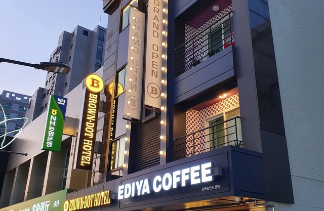 Brown-Dot Hotel