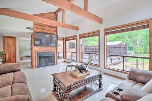 Bryan Home with Deck and Yard about 4 Mi to Texas A and M!
