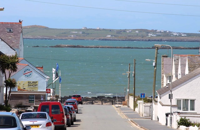 Bryn Awel: Family-Friendly 3-Bed Apartment in Rhosneigr | Managed by Anglesey Holiday Lettings