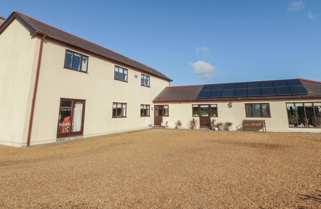 BRYN COED COTTAGE, pet friendly, with hot tub in Pentre Berw
