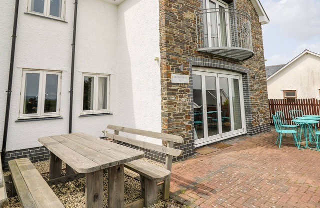 BRYNHYFRYD, pet friendly, with pool in Aberystwyth