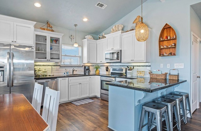 BUCKET LIST BUNGELOW - Cute beach house in a quiet area!