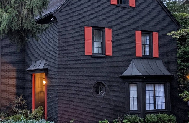 Buckhead 4-BDRM,3.5 Bath Cozy house, with Piano. 5mins to The Shops of Buckhead
