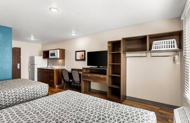 Budget Conscious Room w/Full Kitchen & Laundry Service - Off I-95