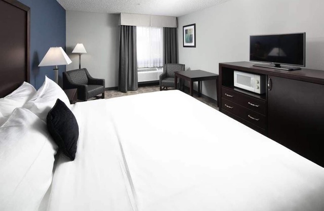 Budget-friendly Accommodation! Onsite Pool, Free Parking & Breakfast!