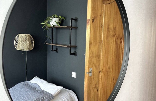 Budget single room, shared bathroom, close to Malahide Castle, Dublin Airport