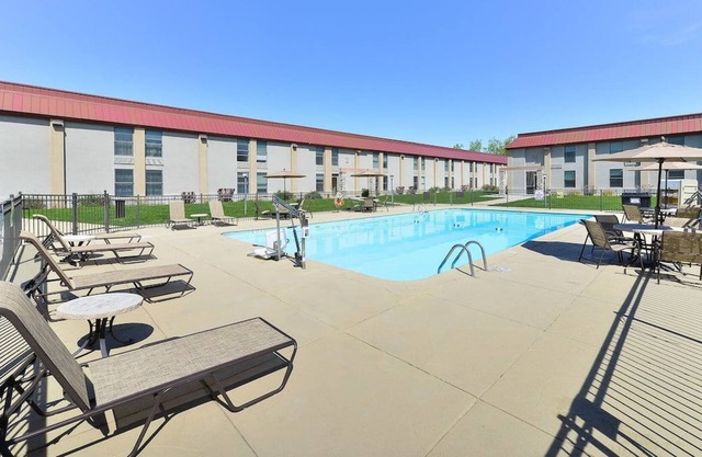 Buffalo Bill Adventure! 3 Convenient Units, Bar, FREE Parking!