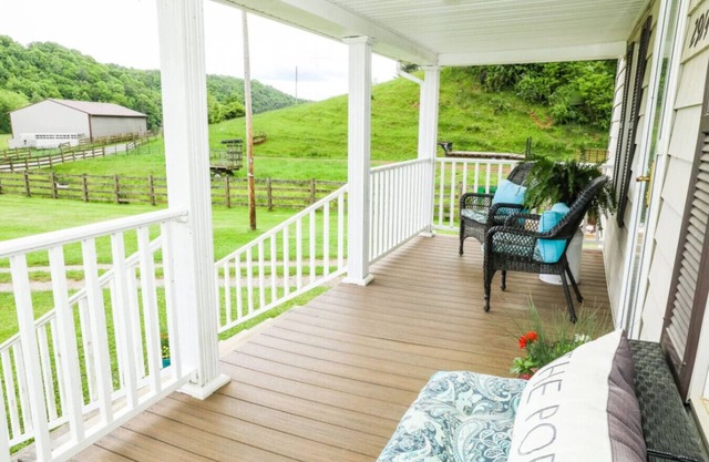 Buffalo Mountain Getaway Cottage - enjoy some time on the farm!