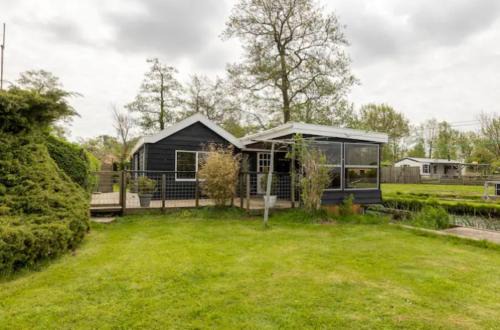 Buiten Huisje aan de Vaart 1