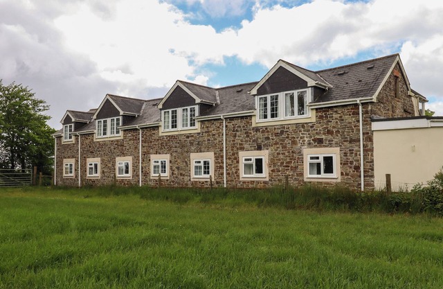 BULLFINCH AT MOORHEAD COUNTRY HOLIDAYS, romantic in Woolfardisworthy
