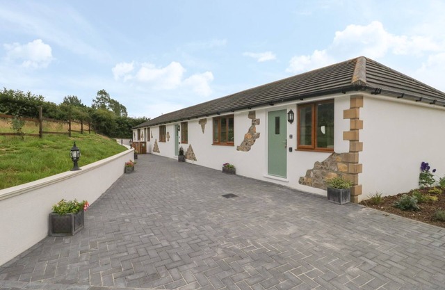 Bumble Bee, Modern Purpose Built Holiday Cottage 8miles from the coast