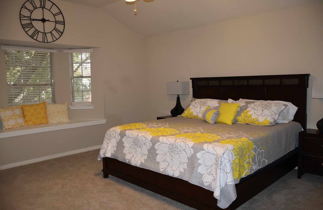 Bumblebee Décor, 4 King Beds, near Bush/IAH Airport