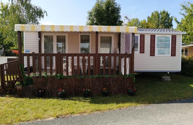 Bungalow cosy à Onzain avec terrasse & piscine partagée
