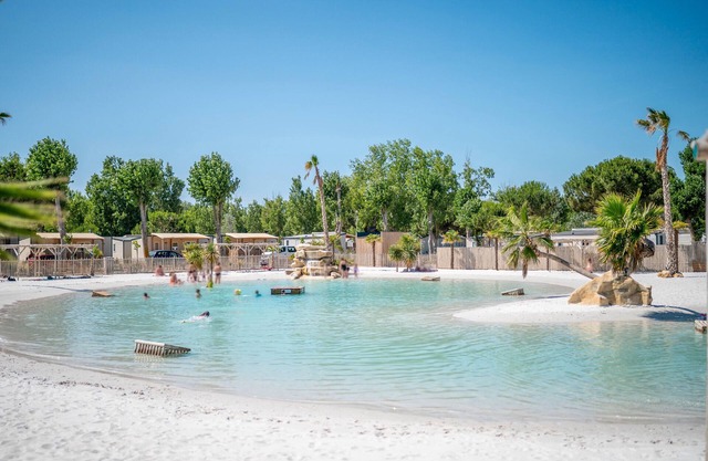 Bungalow 'Dans Camping 5 Étoiles' with Shared Pool, Wi-Fi and Air Conditioning