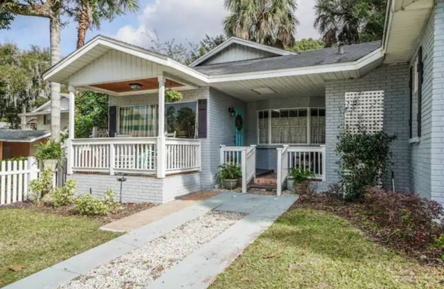 Bungalows on Baker 1/1