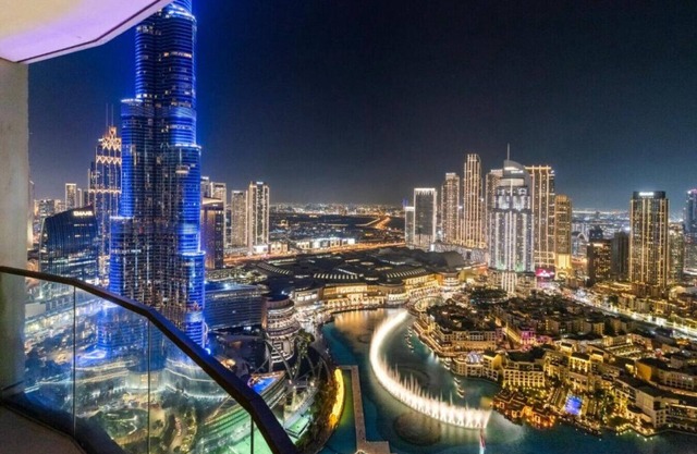 Burj Khalifa Views! 4BR Luxury Stay w/Fountain Show & Sleeps 9