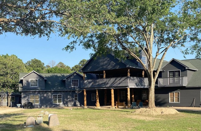 Burn Valley Lodge is a spacious and fun 'resort style' place on 100 Acres