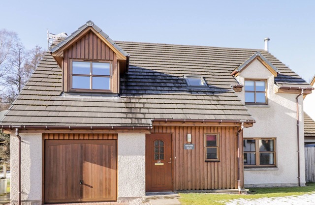 BURNSIDE HOUSE, pet friendly, character holiday cottage in Aviemore