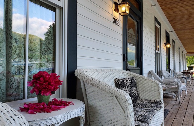 Bush House Inn