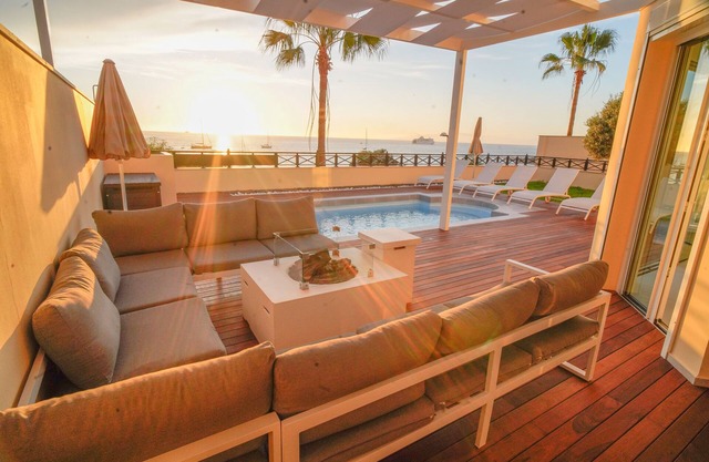 "Business Class One" - Villa direkt am Strand mit Pool auf Top-Niveau!