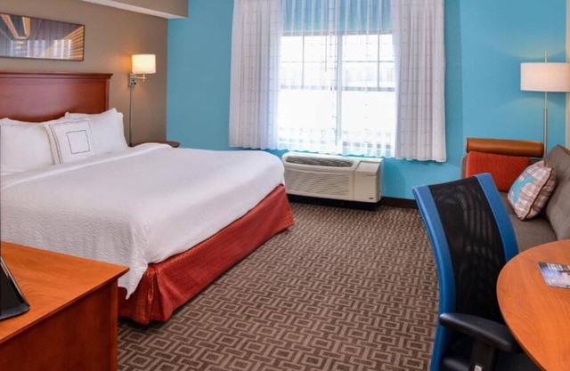 Business Lodging in Thousand Oaks! 4 units w/Work Space, Full Kitchen, Pool