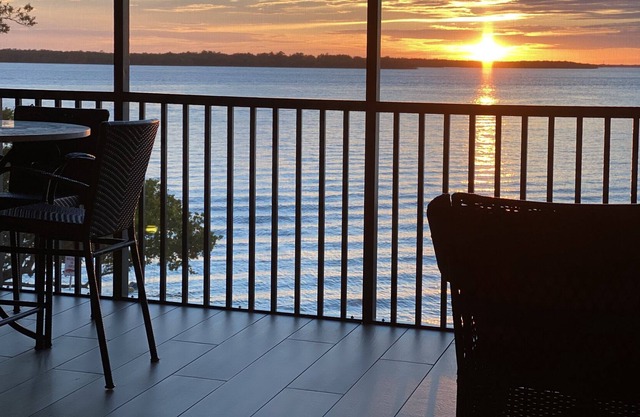 BVT #133 CAPTIVATING WATER VIEW 2 BED CONDO MINUTES FROM SANIBEL ISLAND