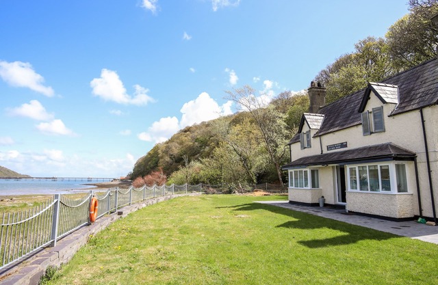 BWTHYN SILIWEN (OLD BATH HOUSE), pet friendly in Bangor