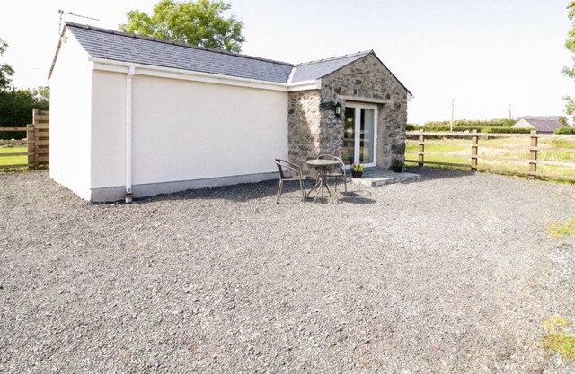 BWTHYN TY MAWR, pet friendly, with a garden in Llanddaniel Fab
